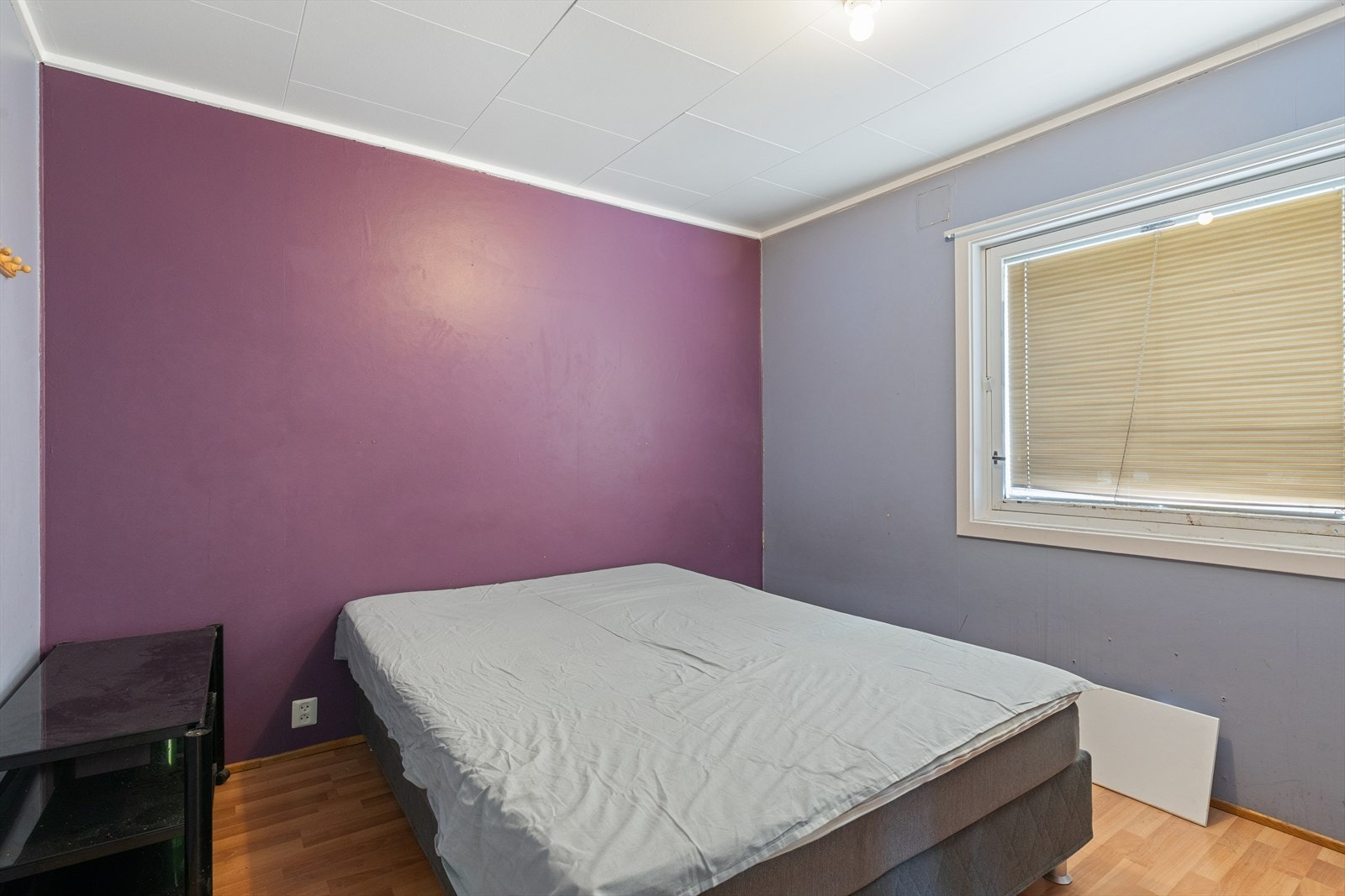 Soverom i boligens hovedetasje. Dette rommet har god plass til seng og tilhørende møbler. Galleribilde