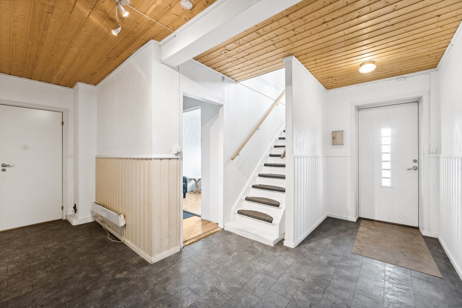 Boligen har adkomst i underetasjen, og trappeadkomst til hovedetasjen. Galleribilde