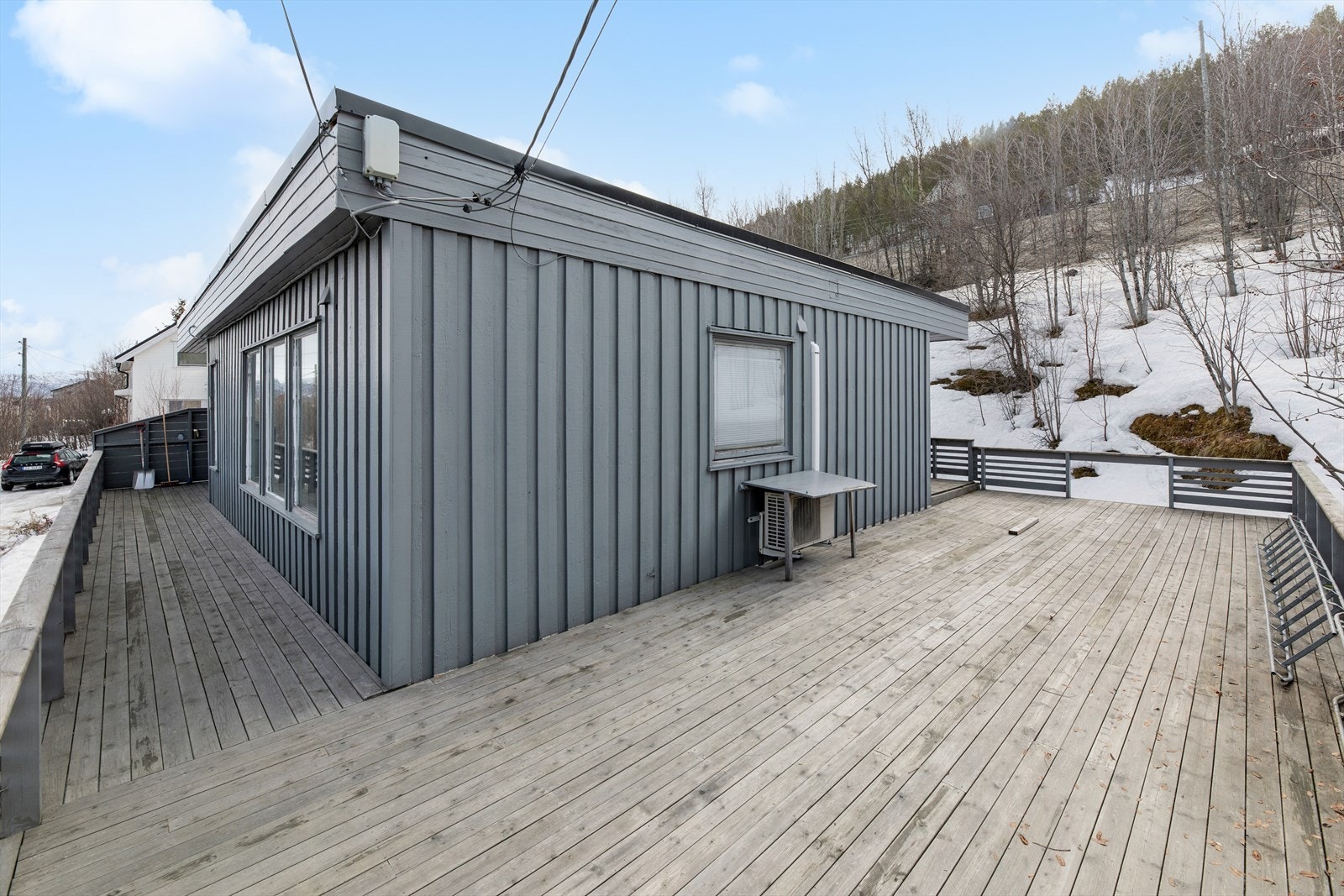 Utenfor boligen finner du en stor terrasse med god plass til hagemøbler. Galleribilde