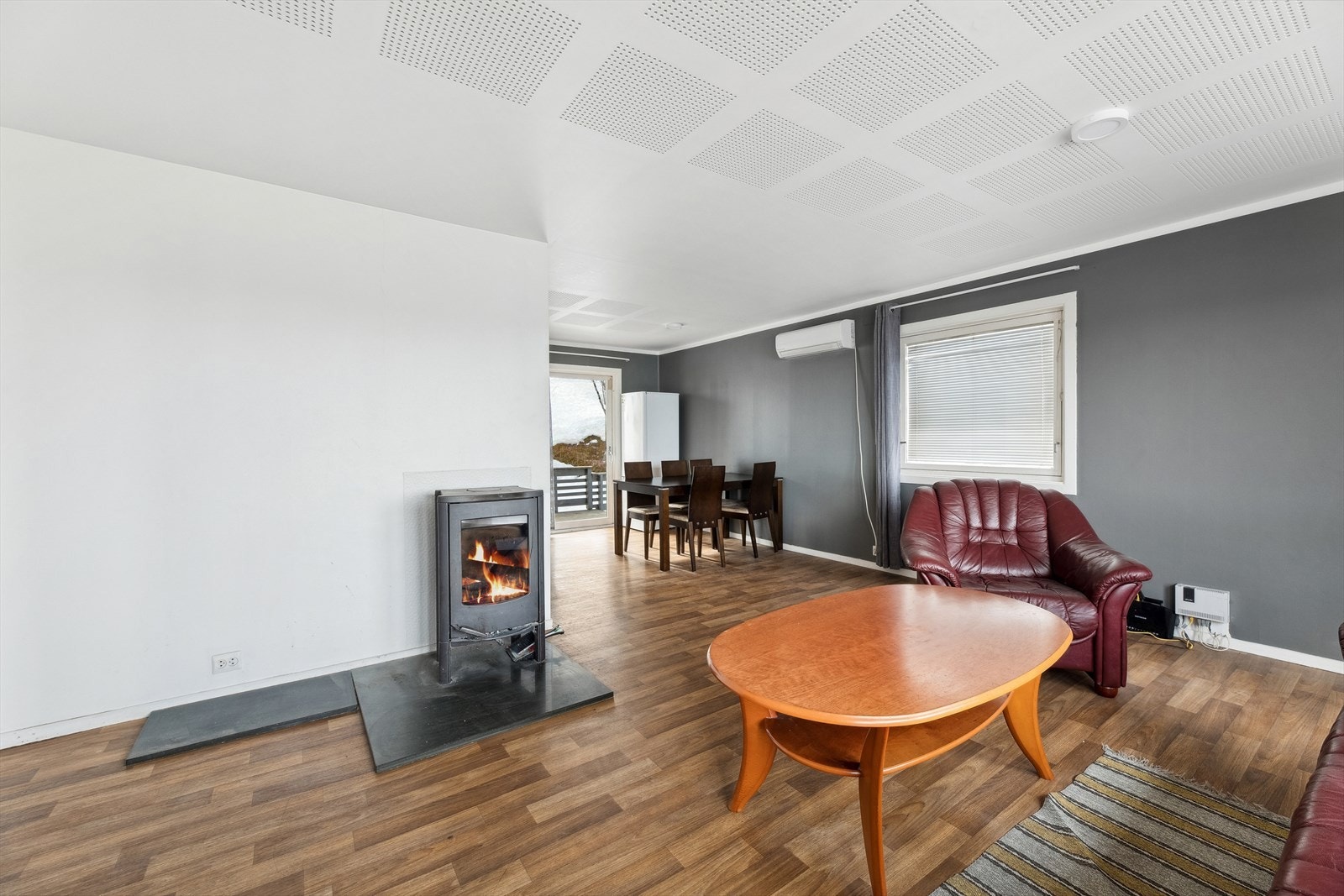 Spisestue/stue har god plass til å invitere familie og venner til et hyggelig selskap. Galleribilde