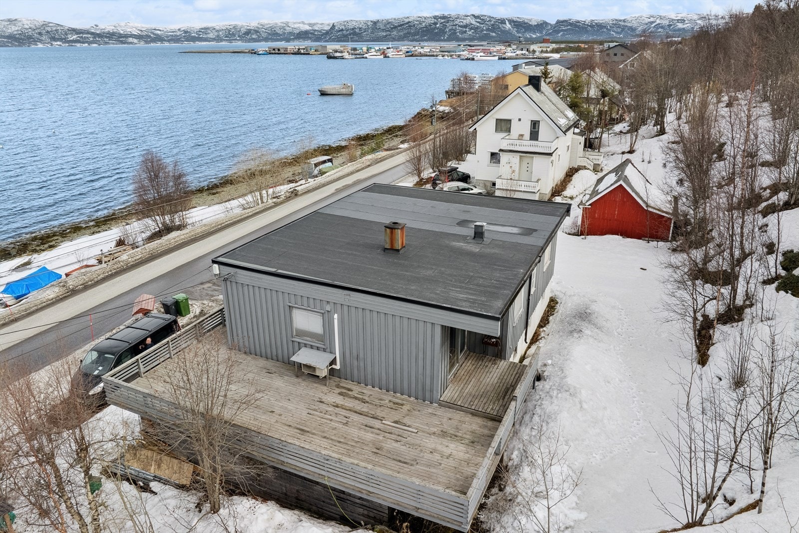 Boligen har en flott, barnevennlig beliggenhet i et veletablert boligområde i Bukta, øst for Alta sentrum. Fra eiendommen er det nydelig utsikt over de indre deler av Altafjorden. Galleribilde