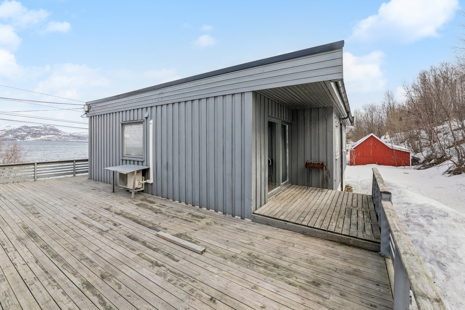 Terrassen har adkomst fra stuen, og trappeadkomst fra hagen. Galleribilde