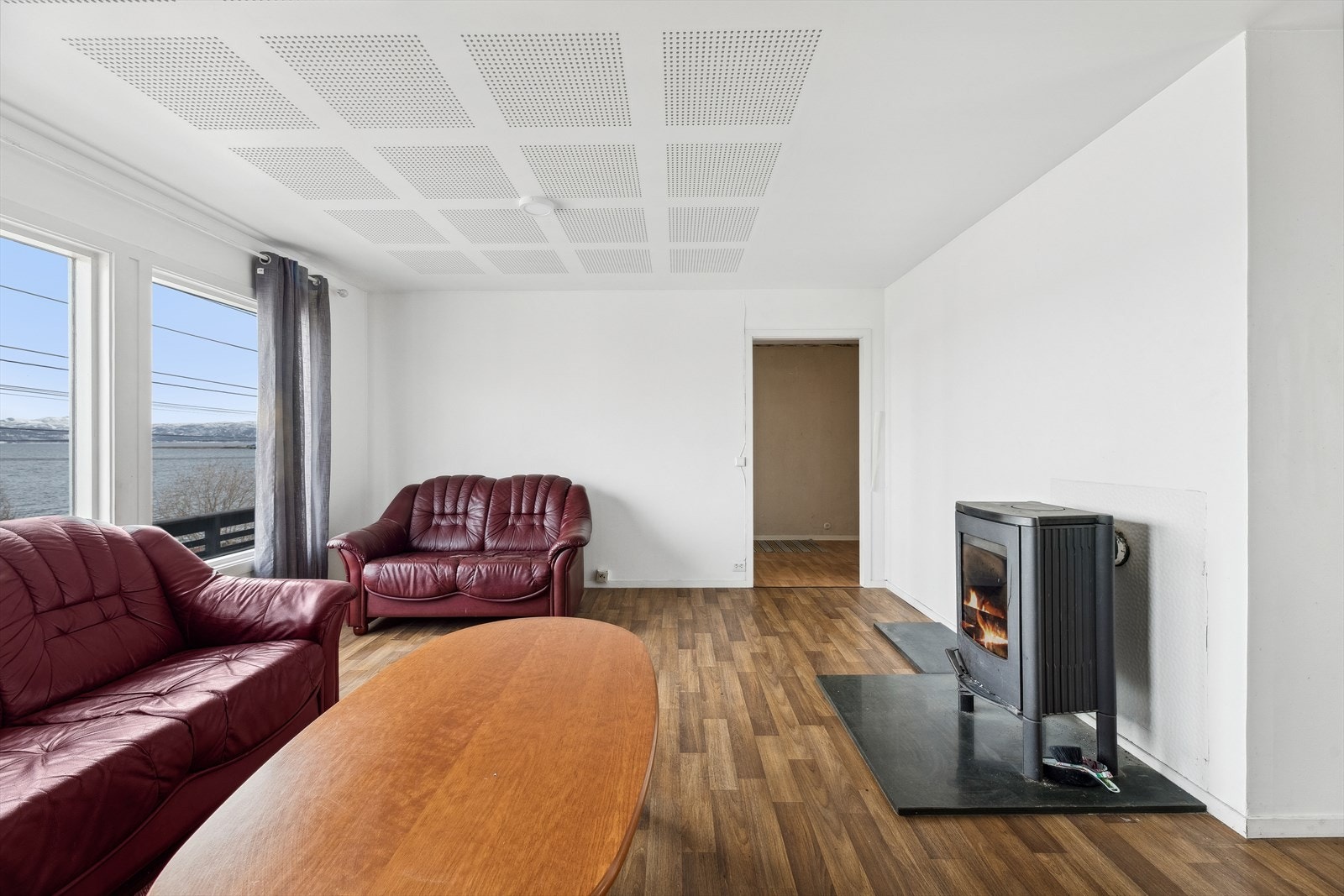 I stuen er det montert en peisovn som gir god varme på kalde dager. Galleribilde