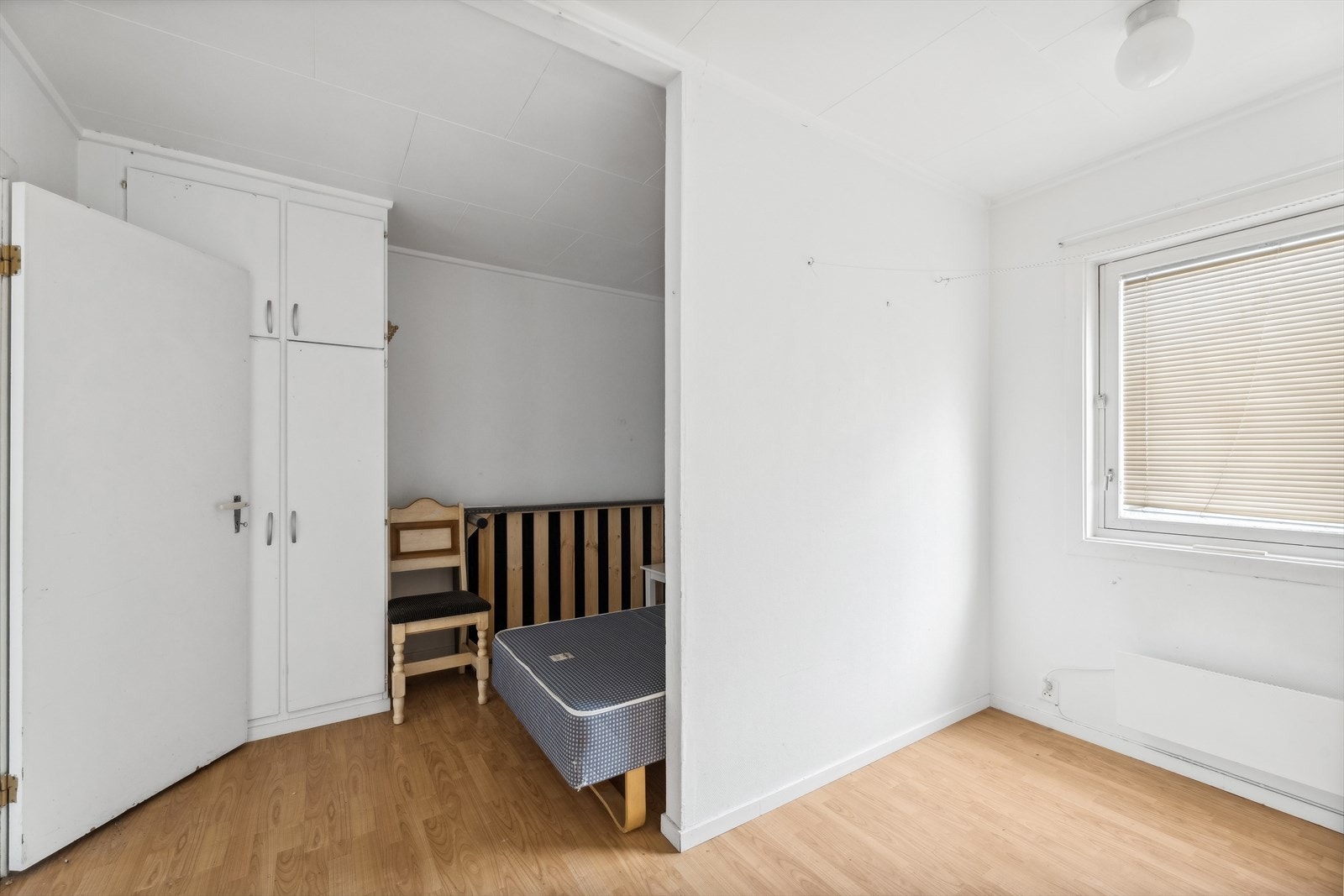 Det andre soverommet i boligens hovedetasje har en vegg midt i rommet, noe som gir mulighet for to sengeplasser. Galleribilde