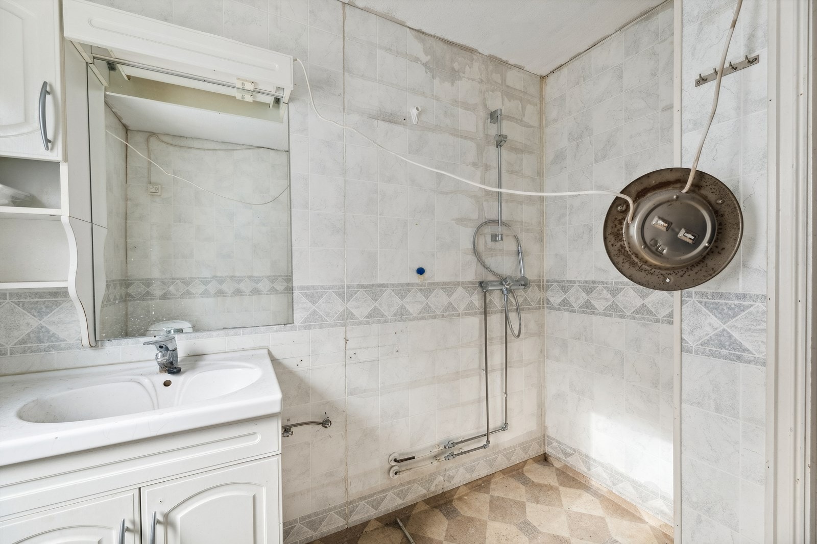 Baderommet er innredet med i servant, toalett og dusj. rommet varmes opp ved bruk av stråleovn. Galleribilde