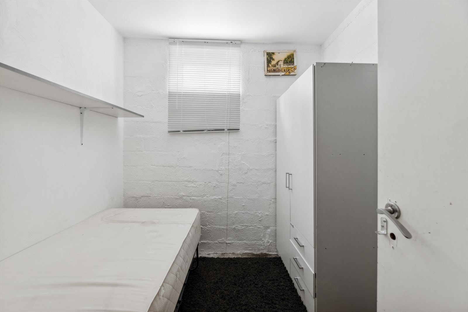 Rom i underetasje innredet som soverom. Ikke omsøkt/godkjent. Se pkt. ferdigattest. Galleribilde