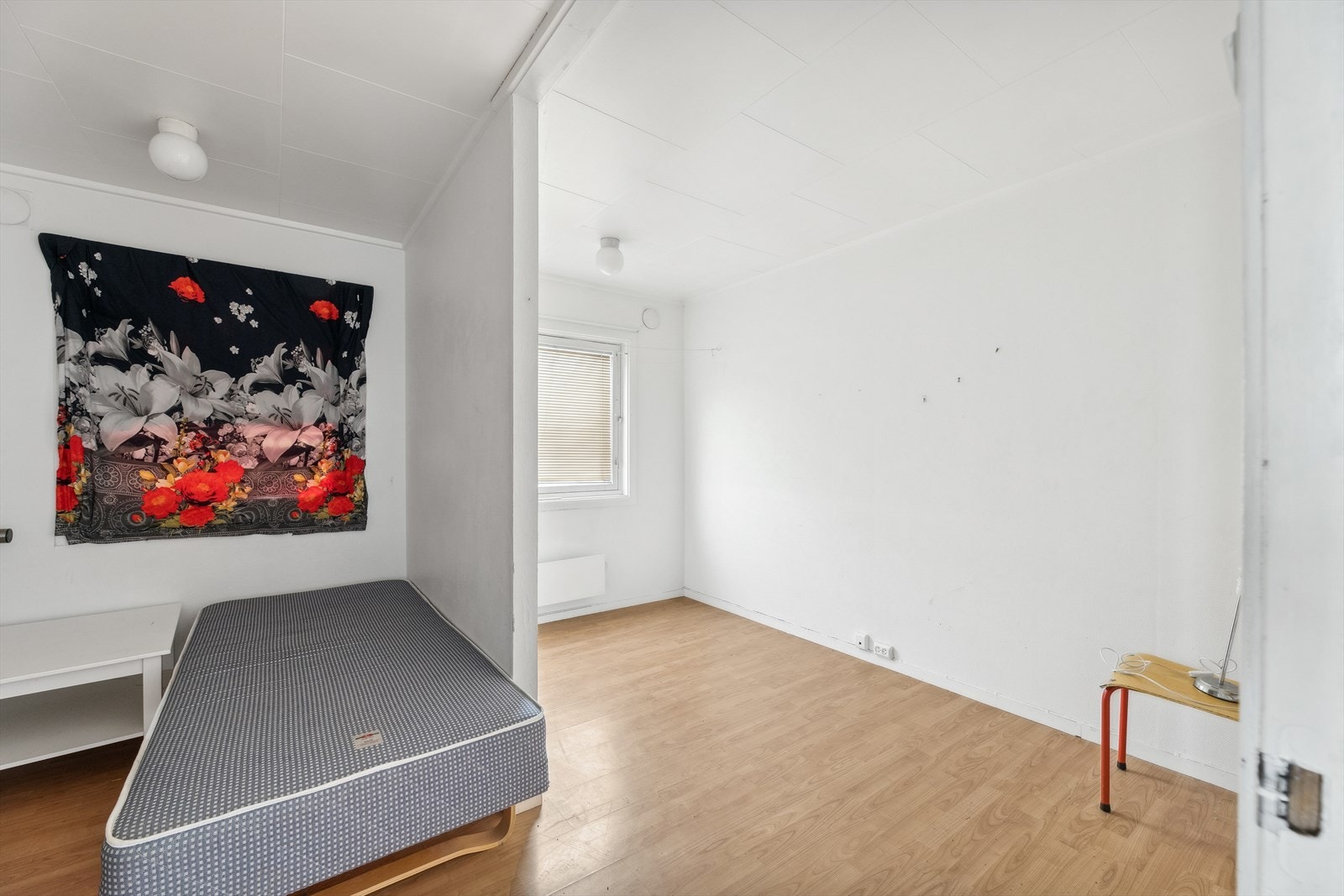 Dette soverommet har vindu på begge sider av veggen. Galleribilde