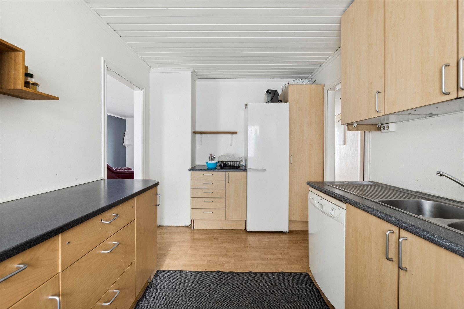 Kjøkkenet har normalt med skap- og benkeplass. Galleribilde