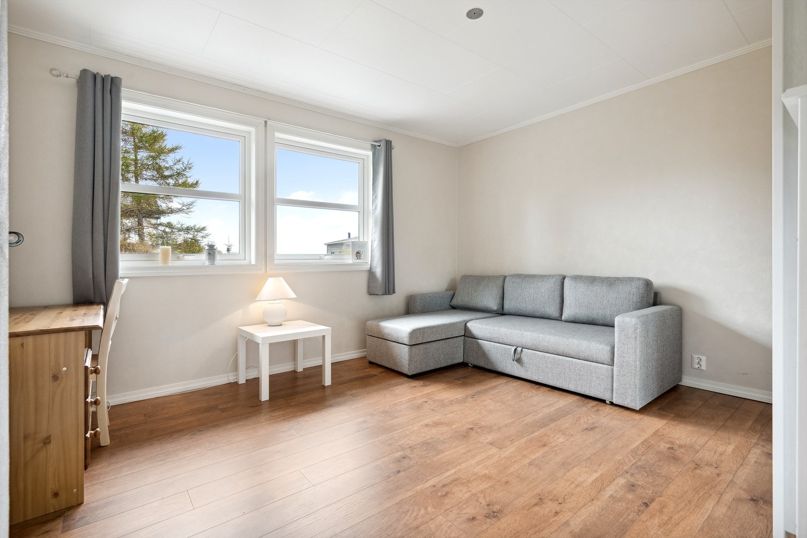 Boligen har 3 fine soverom, dette ligger i 1.etasje og har garderobeskap Galleribilde