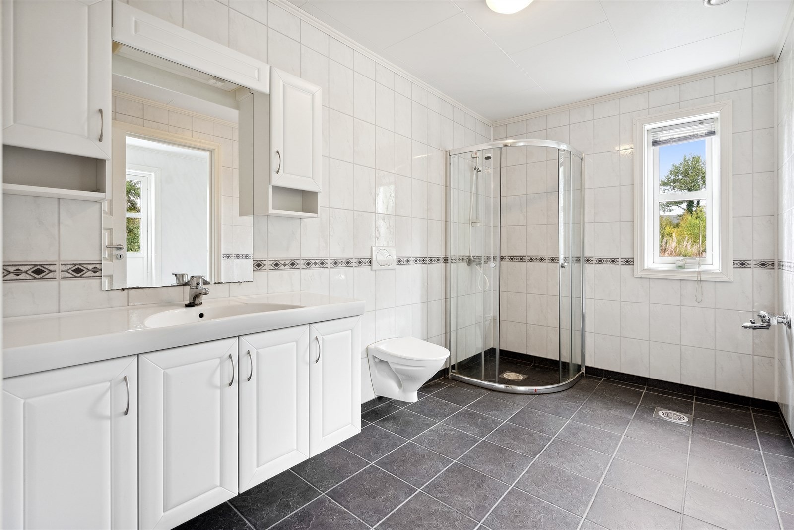 Hovedbadet ligger i 1.etasje Galleribilde