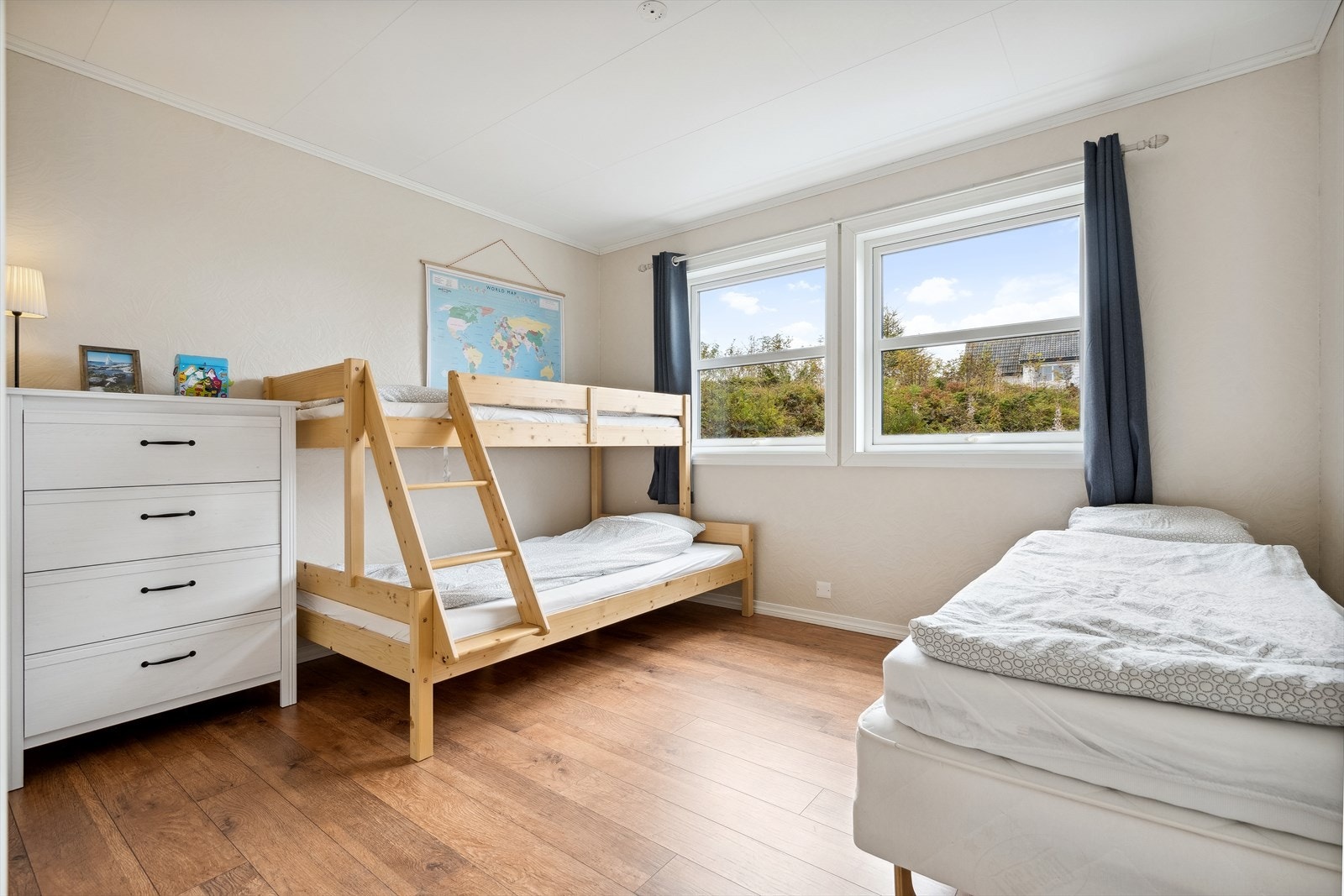 Boligen har 3 fine soverom, dette ligger i 1.etasje og har garderobeskap Galleribilde