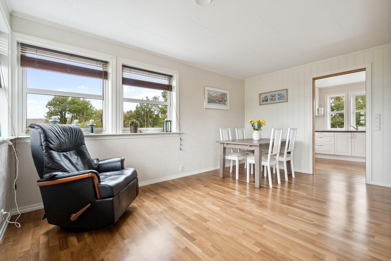 Det kommer inn mye godt lysinnslipp fra vinduene i stuen Galleribilde