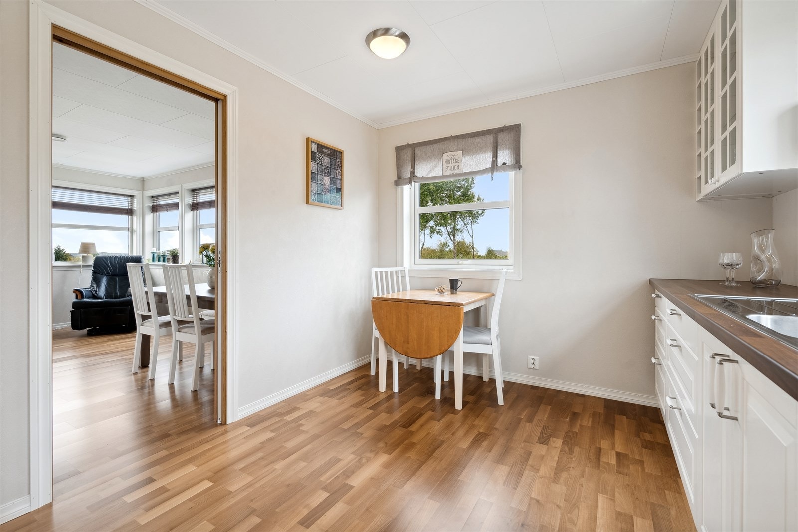 Ved kjøkkenvinduet kan man gjerne ha et lite frokostbord Galleribilde