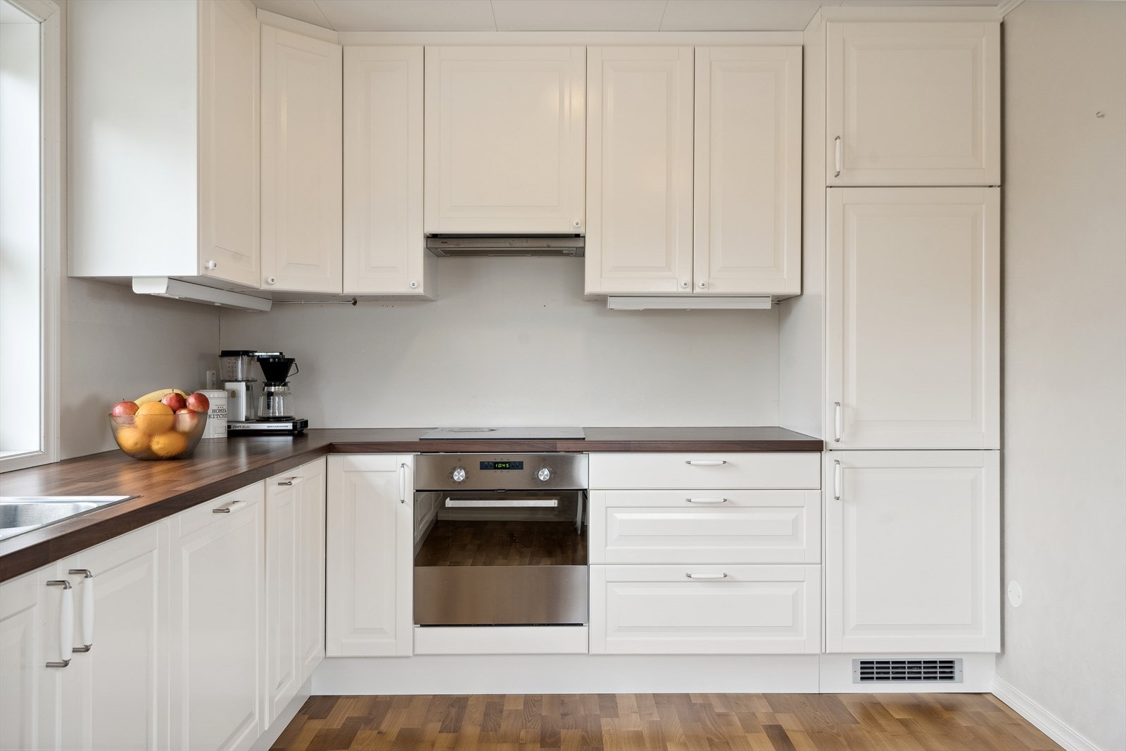 Profilerte fronter og takhøye overskap. Integrerte hvitevarer Galleribilde