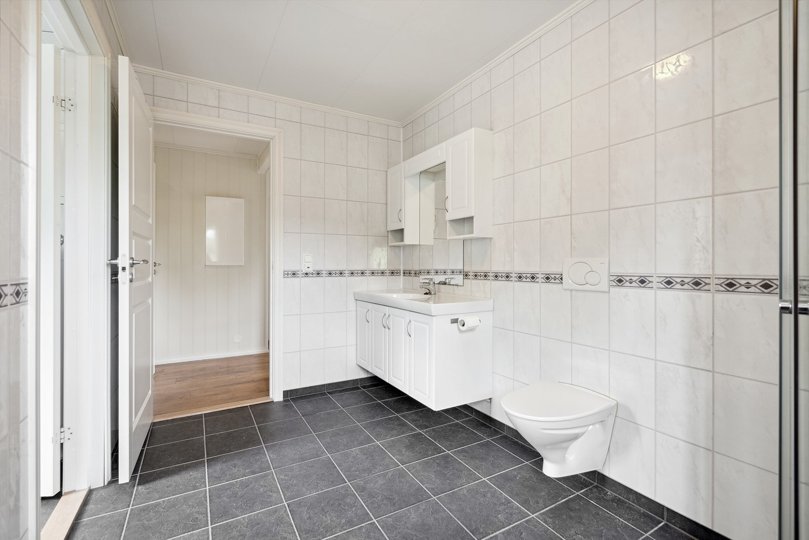 Varmekabler i gulvet. Badet er av romslig størrelse Galleribilde