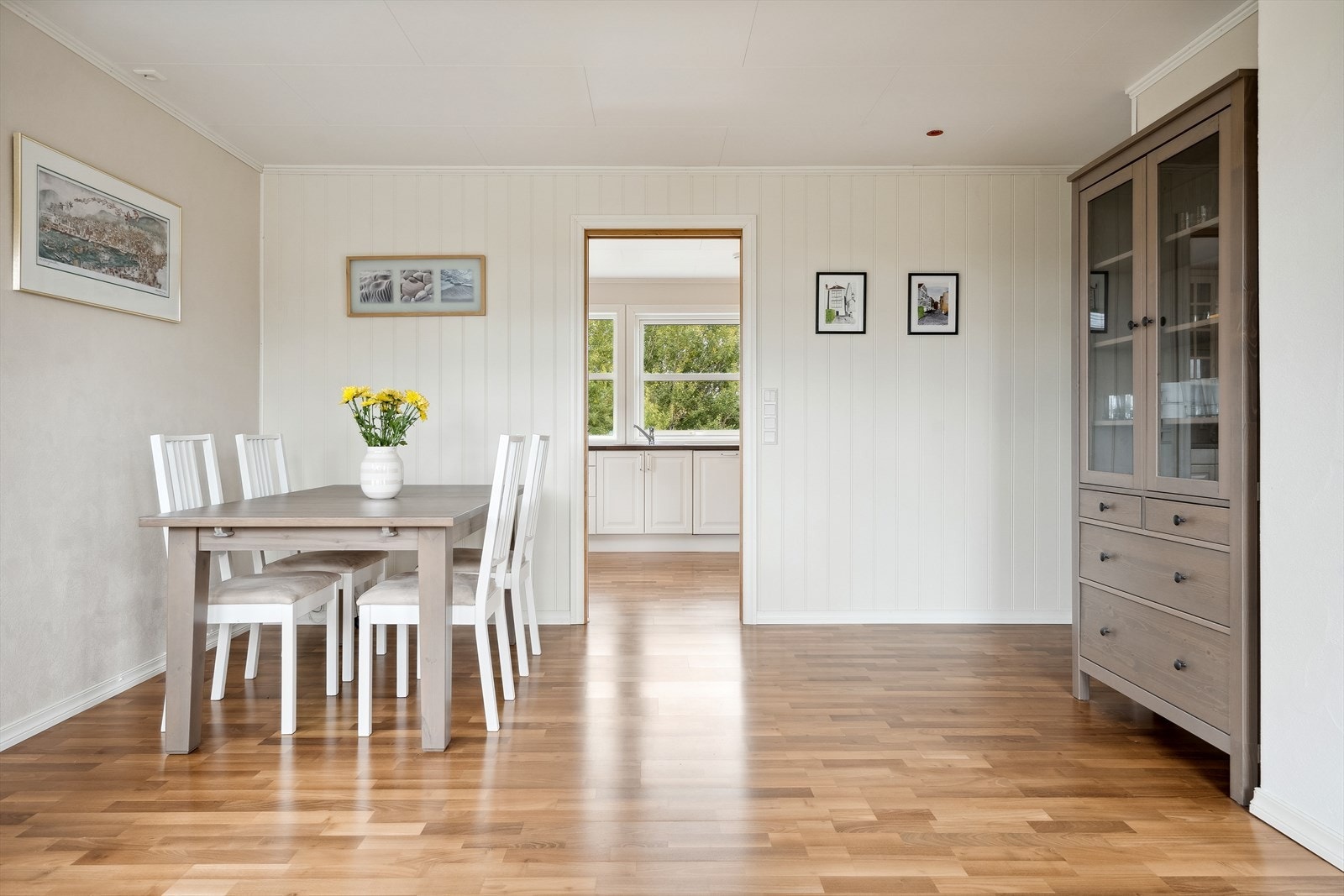 I stuen kan man gjerne møblere med en større spisegruppe Galleribilde