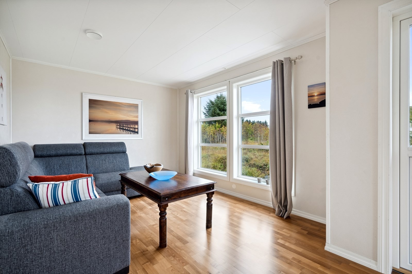 Stuen har lyse, fine overflater og parkett på gulvet Galleribilde