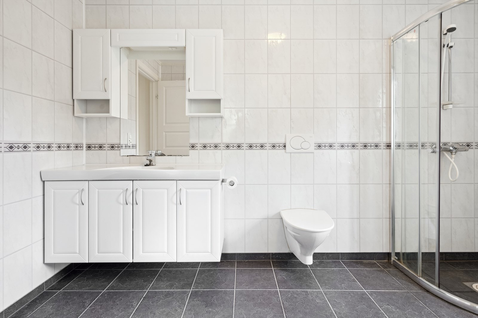 Inventaret består av servant i møblement, dusjhjørne, klosett og blandebatteri (til badekar om ønskelig). Galleribilde