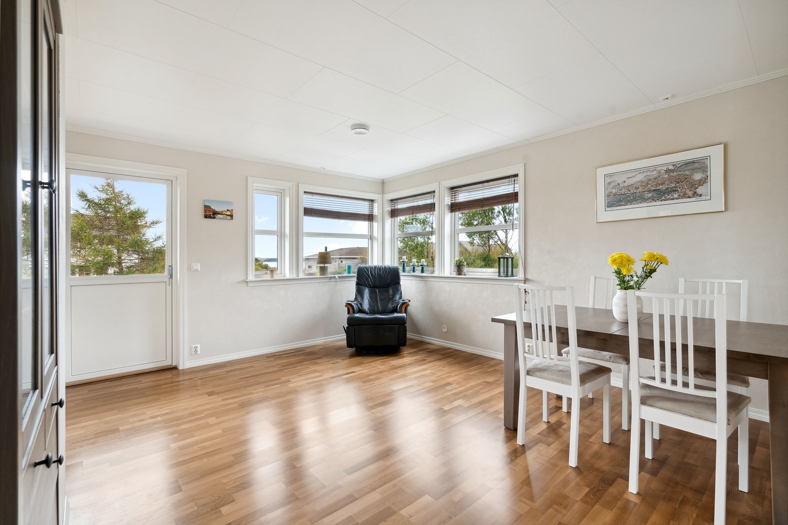 Stuen har flere fine møbleringsmuligheter Galleribilde