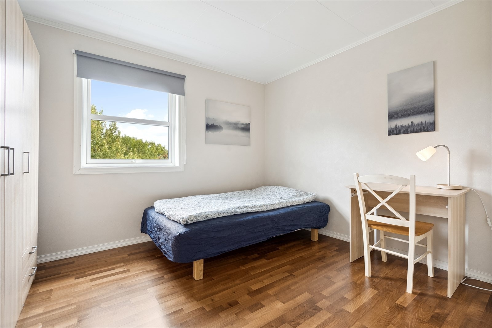 Boligens 3. soverom ligger i overetasjen, også dette har garderobeskap Galleribilde