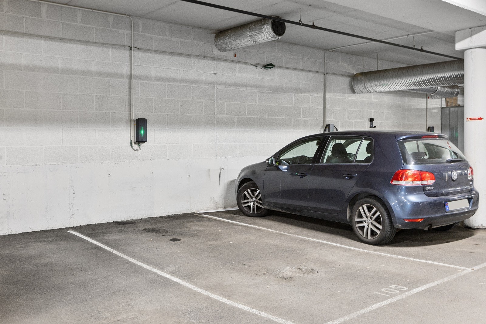 Det medfølger en parkeringsplass med el-billader i felles garasjekjeller, merket 105. Galleribilde