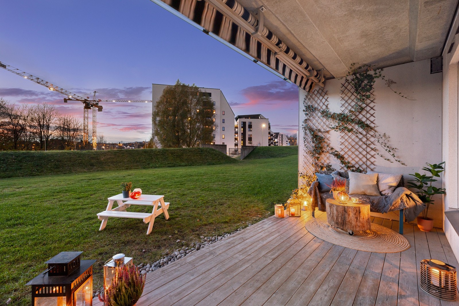 Her er det god plass til grill og utemøbler, og man kan nyte sommerdager og -kvelder. Galleribilde