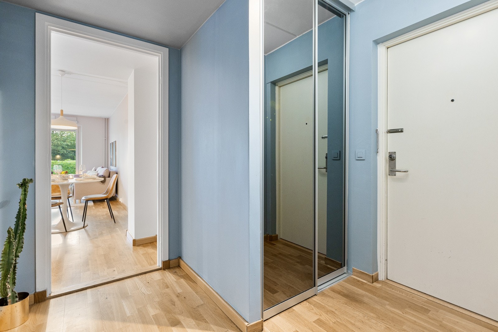 Leiligheten har parkett på gulvet og malte overflater. I entréen er det rikelig med oppbevaring i en skyvedørsgarderobe med speilfronter. Galleribilde