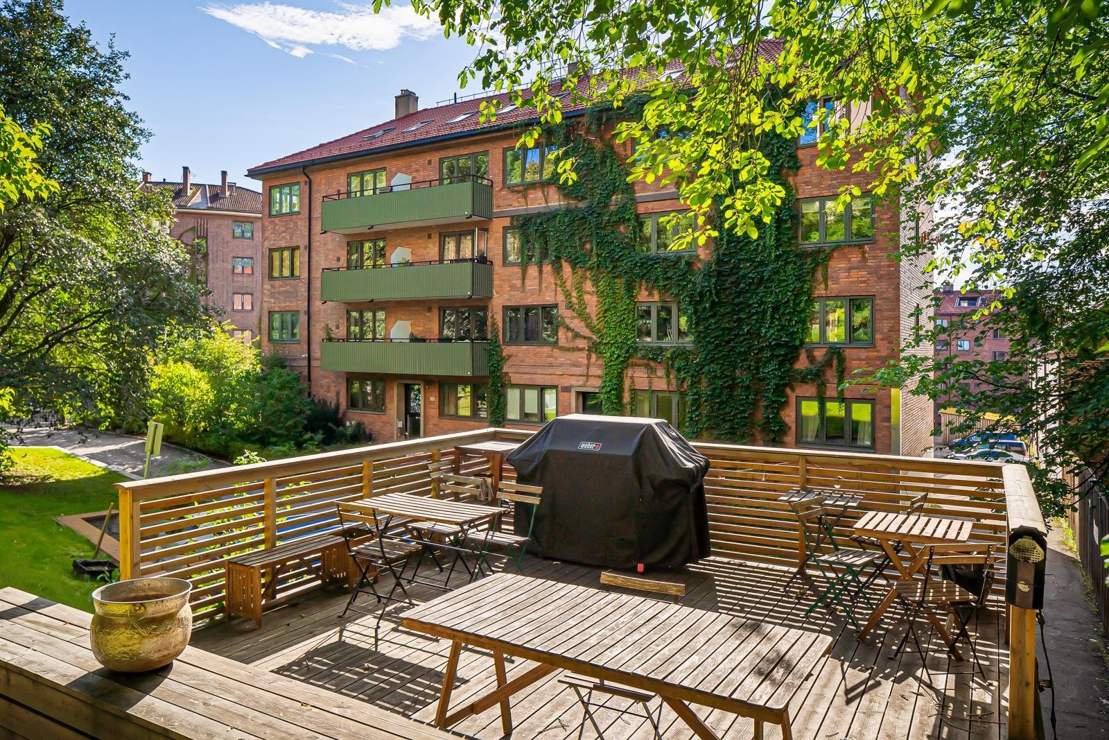 Hyggelig felles terrasse med egen grill innrammet i grønne omgivelser. (august 2024). Galleribilde
