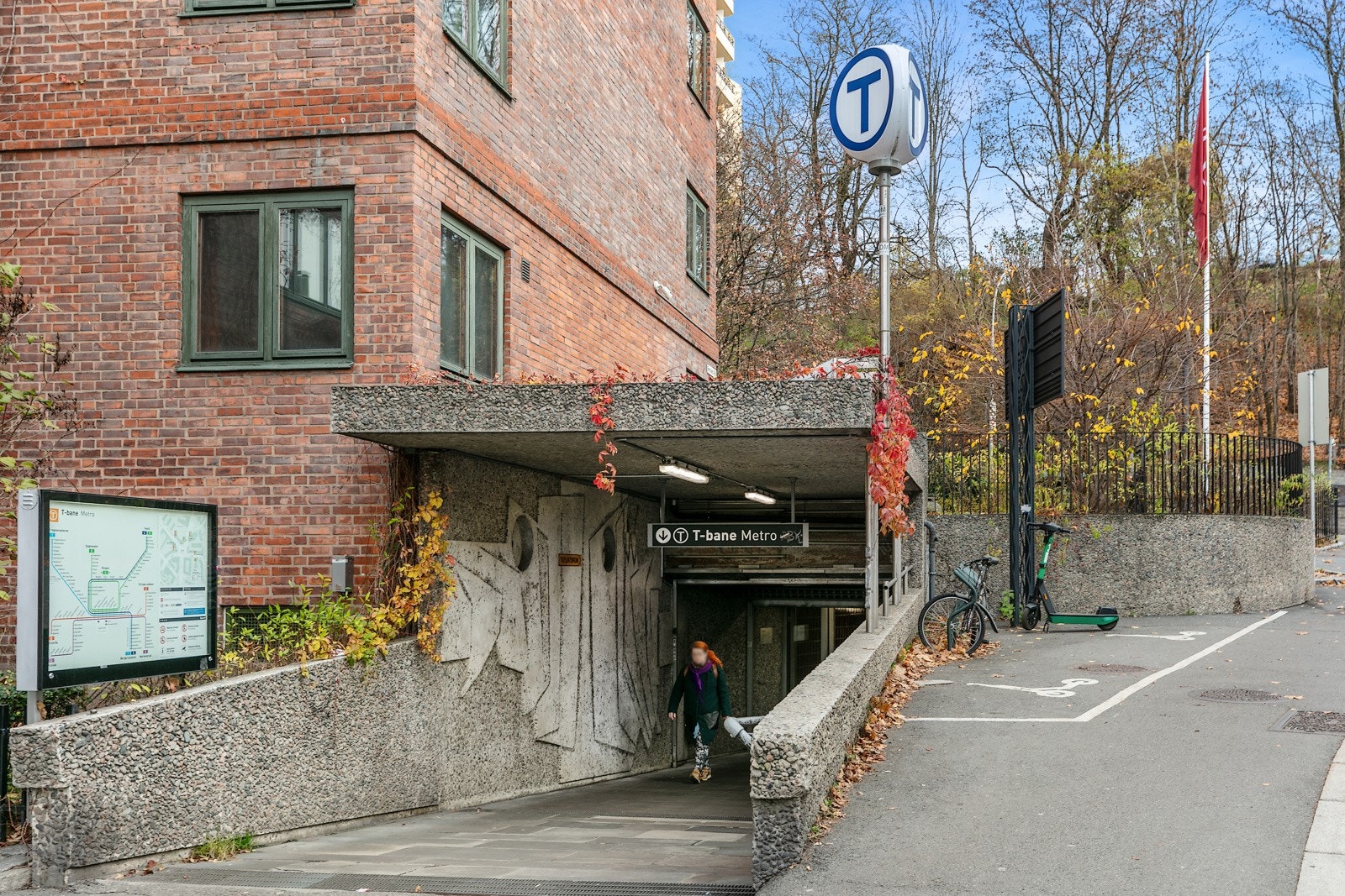 Underjordisk t-banestasjon ligger rett utenfor døren. Galleribilde