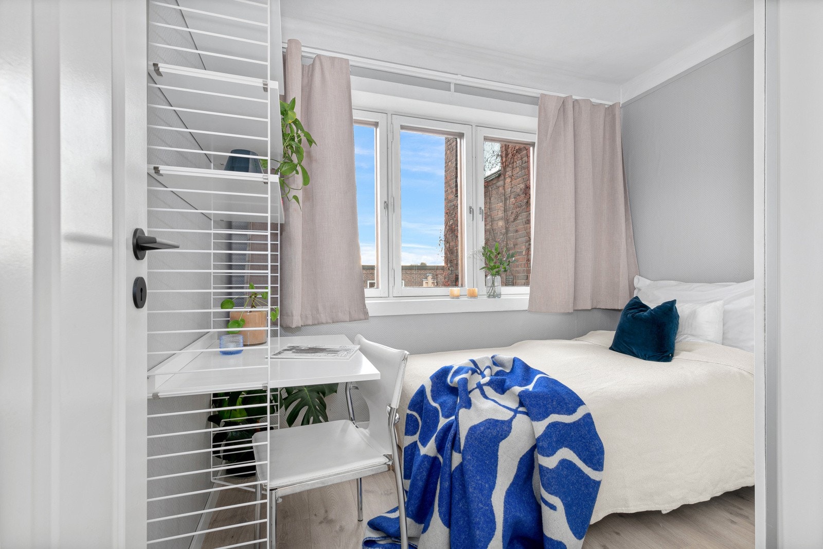 Soverom 2 har god plass til sengeløsning og har godt med lagringsplass i skyvedørsskap. Galleribilde