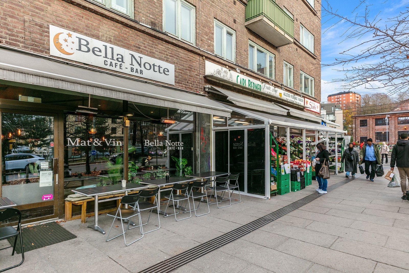 Det finnes flere hyggelig spisesteder i nærområdet, blant annet populære Mini Sushi, Rosenhoff kiosk, Bob The Bagel, Hot Shop og Szechuan Chengu. Galleribilde