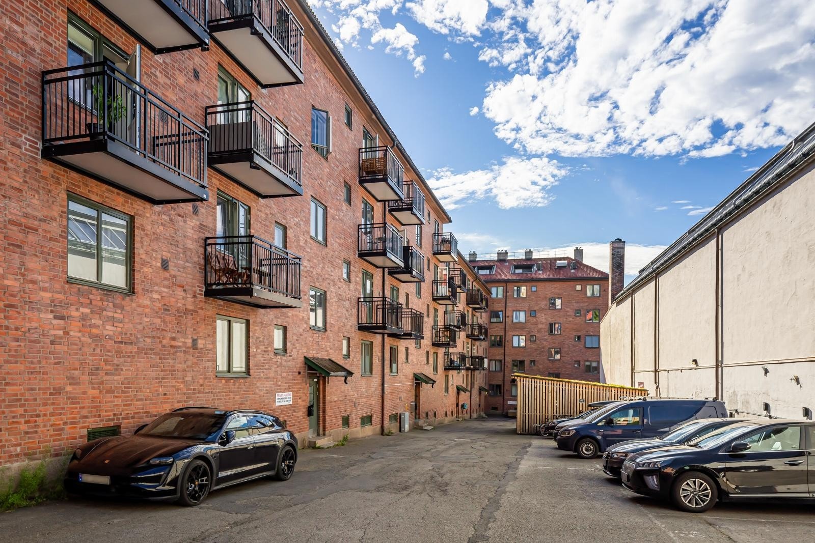Parkeringsmuligheter for leie i bakgården. I bakgården er det også overbygd sykkel- og barnevognparkering, som enkelt åpnes med app. Galleribilde
