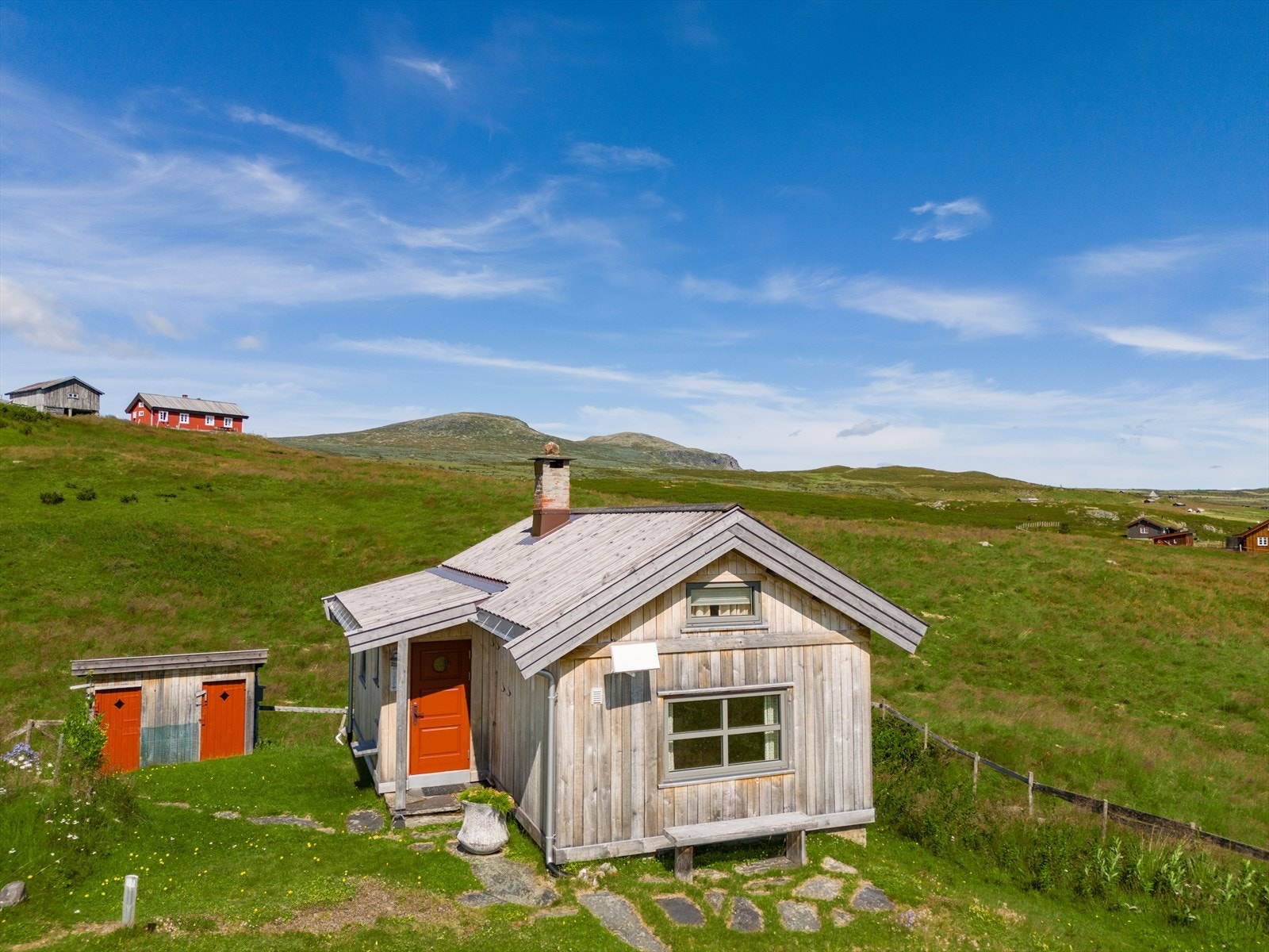 Hellebuvegen 287 og frittstående vedskjul. Galleribilde