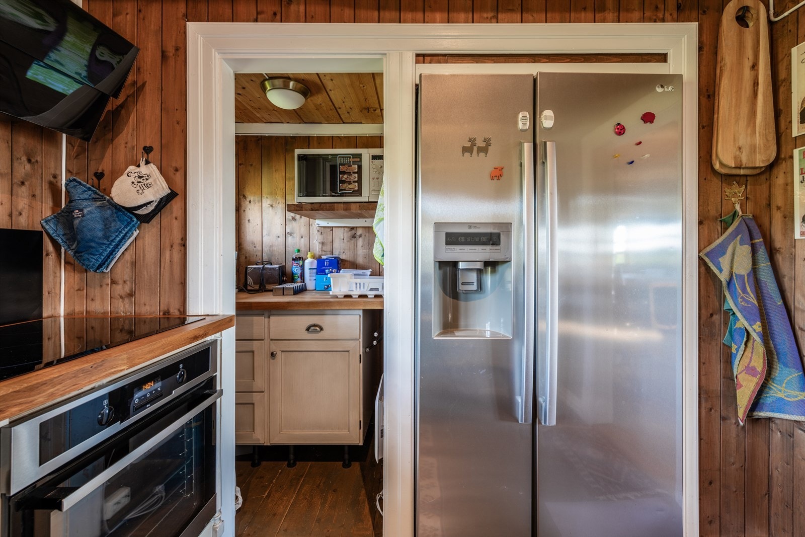 Kjøkkenet er utstyrt med innfelte hvitevarer som stekeovn, platetopp samt frittstående kjøl/frys. Galleribilde