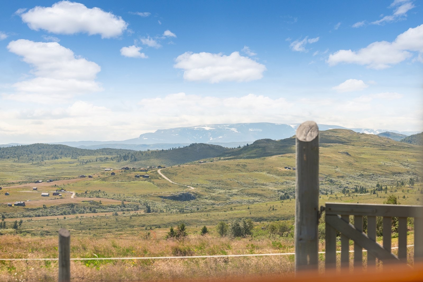 Utsikt - Hallingskarvet skimtes i fjerne. Galleribilde