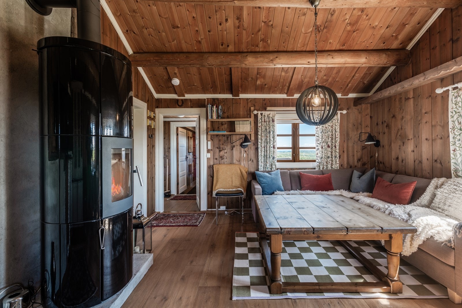 Selger har satt inn ny peisovn i hytta. Galleribilde