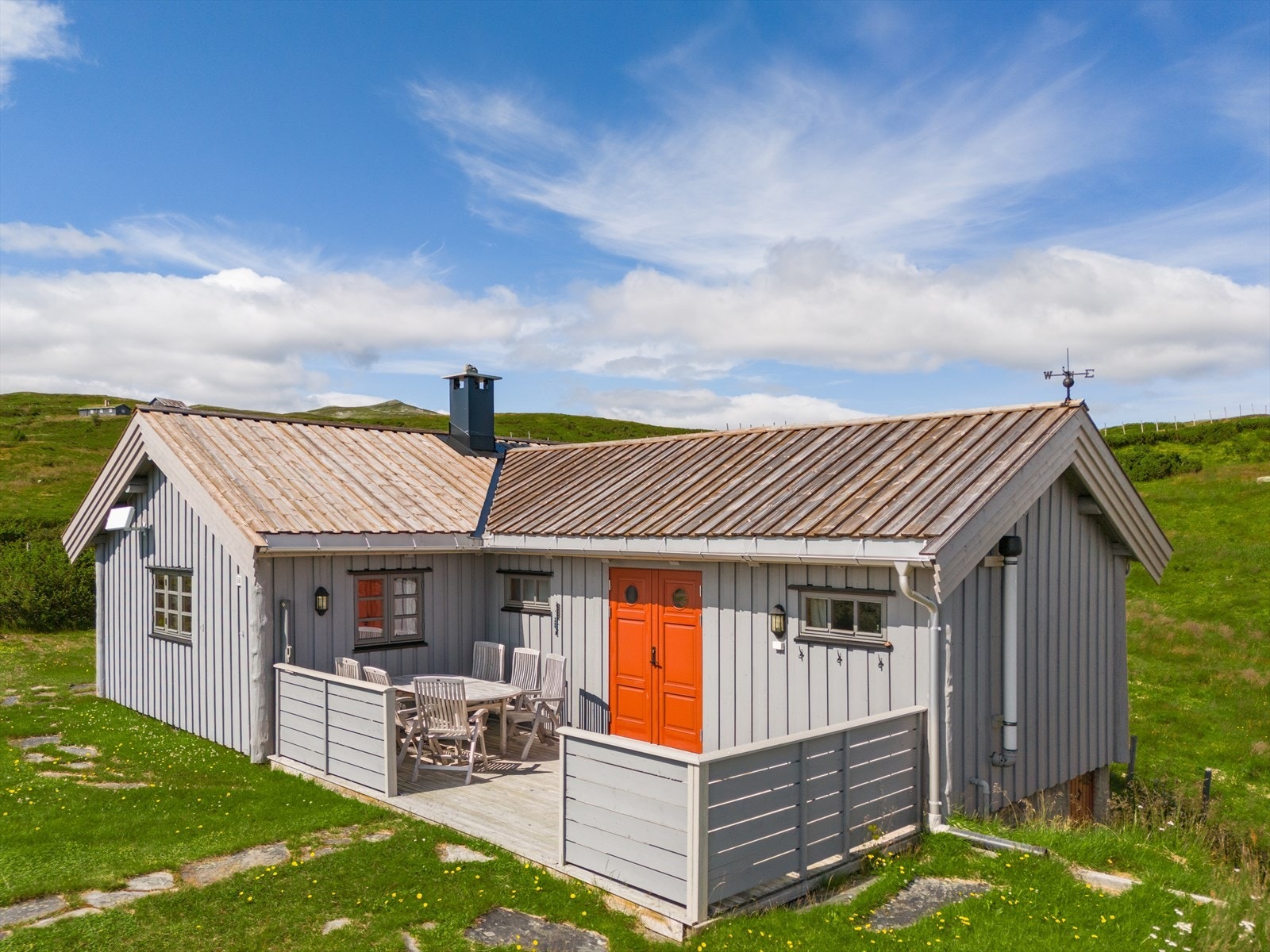 Terrassen er sørvendt og har sol ifra morgen til kveld. Galleribilde
