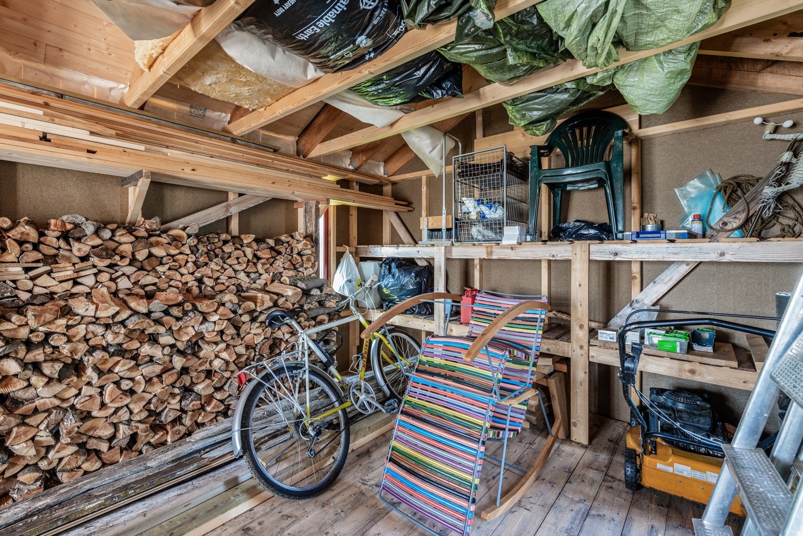 Vedskjul. Galleribilde