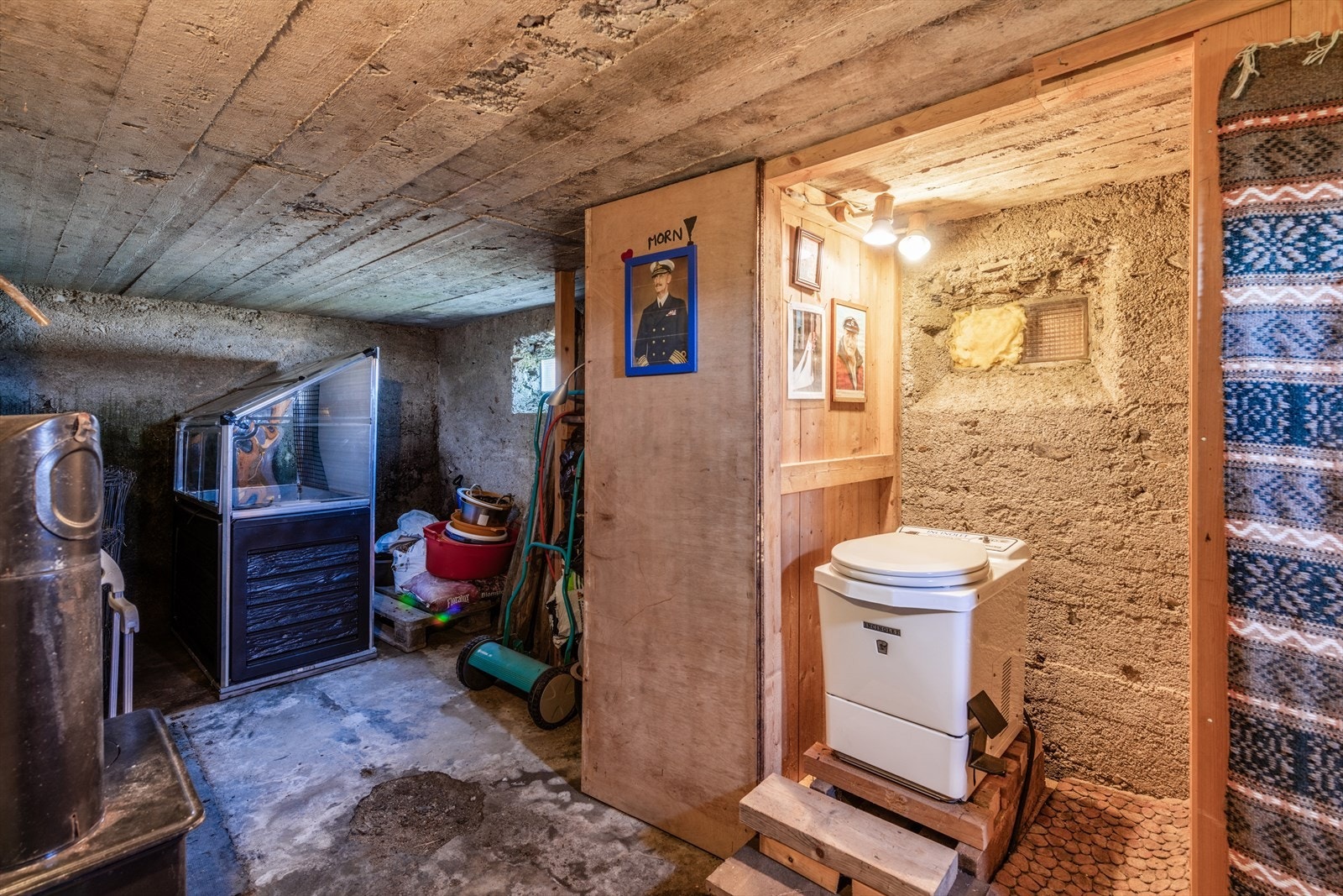 Kjeller med toalettrom og bod. Galleribilde