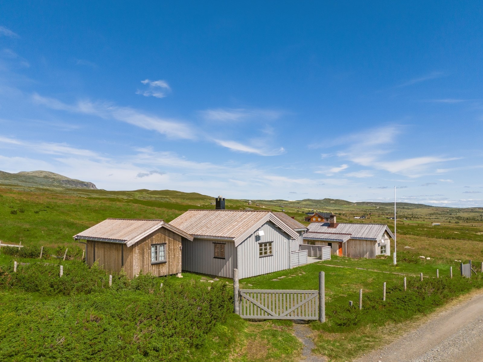 Tunet består Hellebuvegen 285 & 287 og selges samlet. Galleribilde