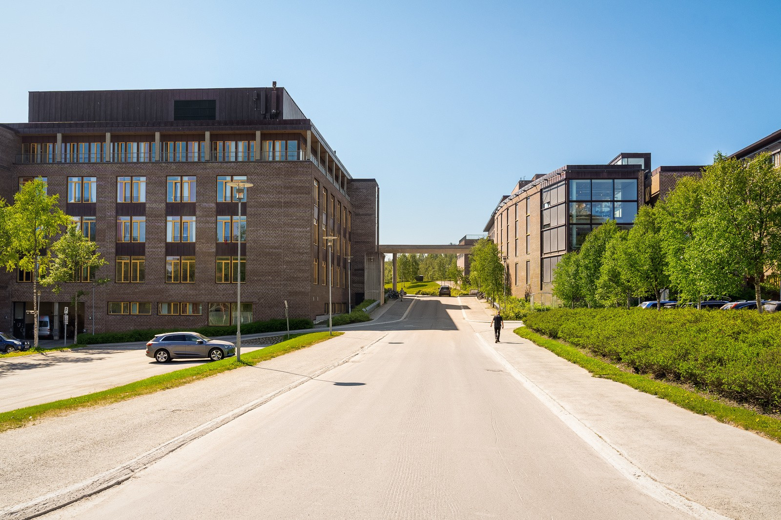 Fra eiendommen er det gang- og sykkelvei til UNN/UiT