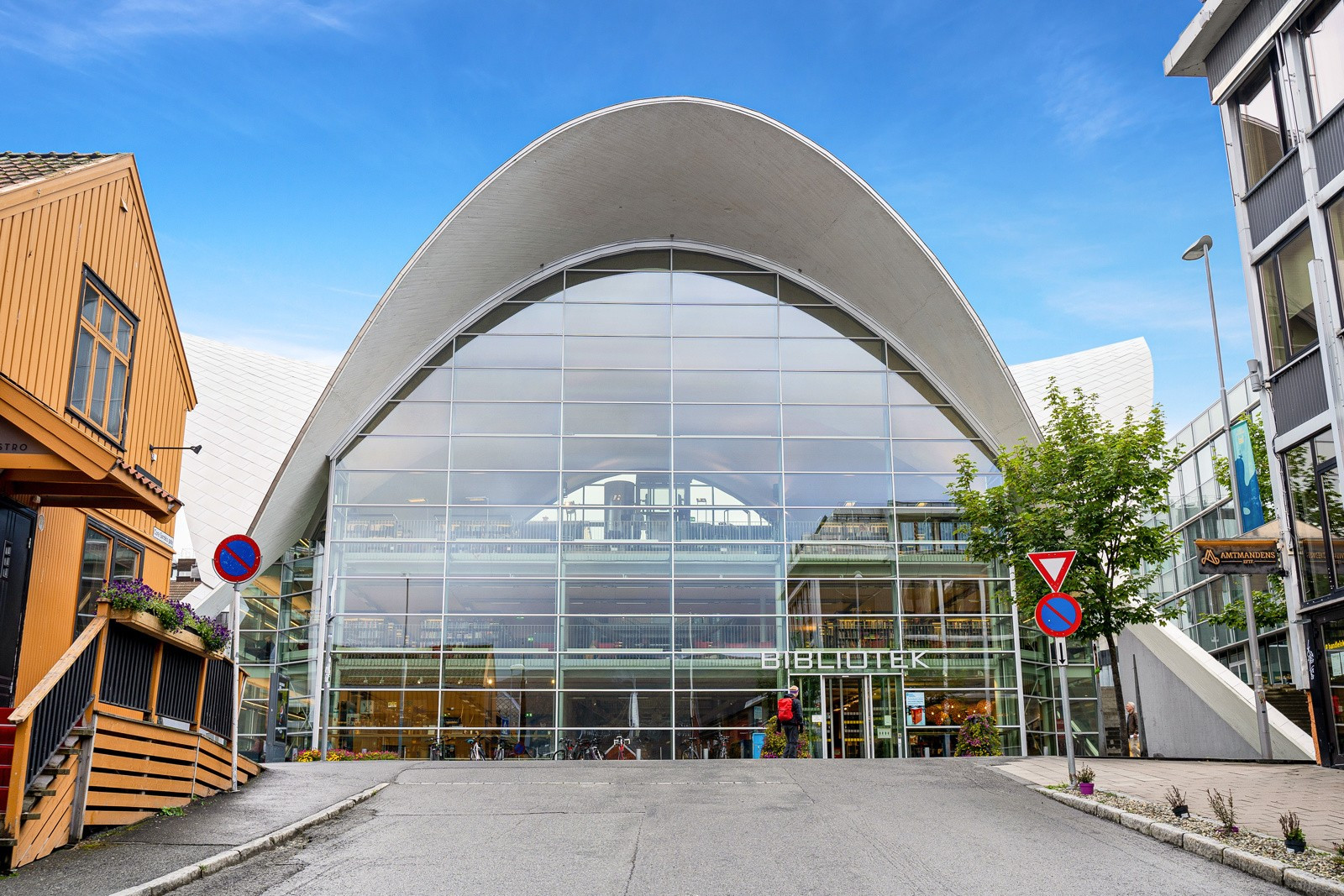 Det er gode bussforbindelser fra området til Tromsø sentrum og Giæverbukta.