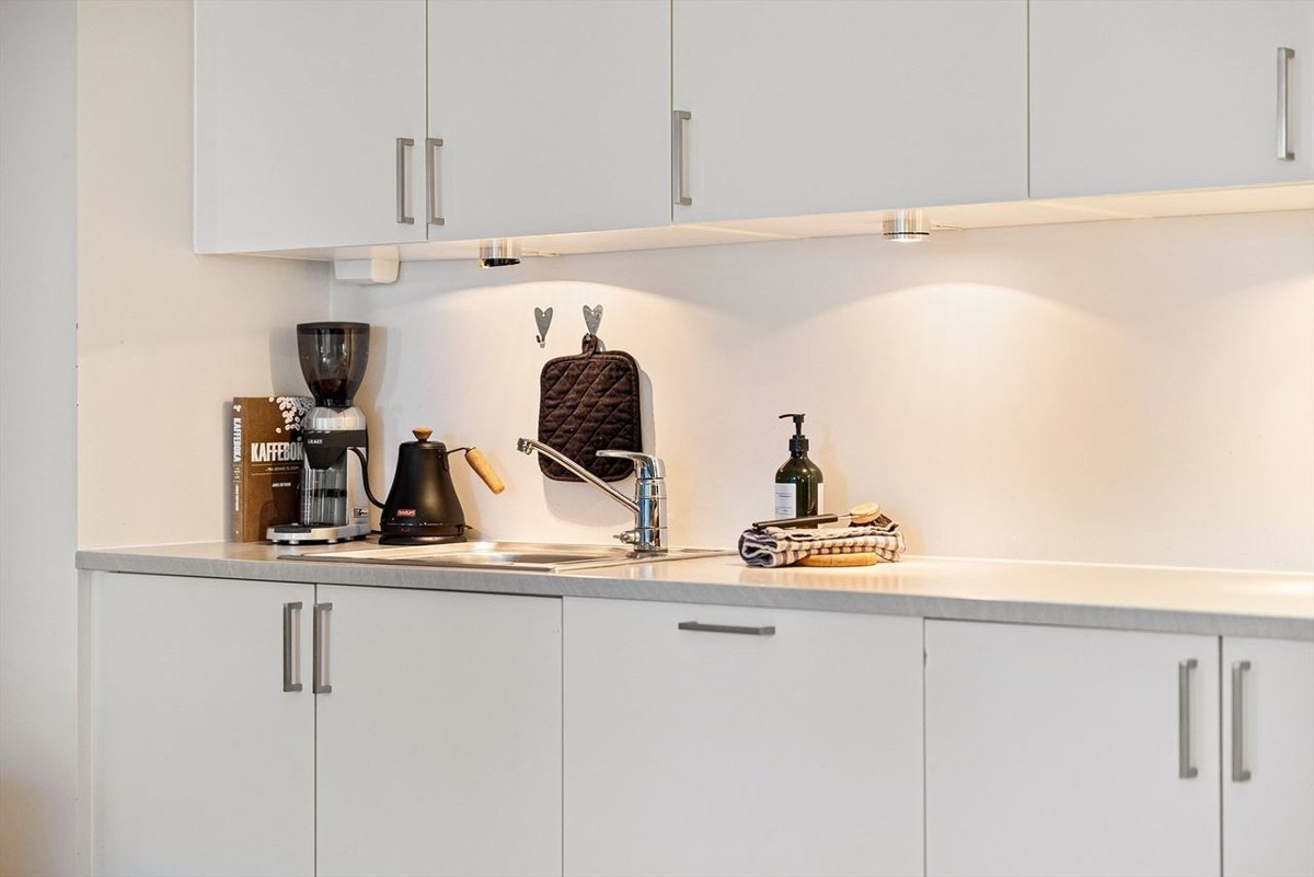 Godt med skap- og benkeplass. Galleribilde