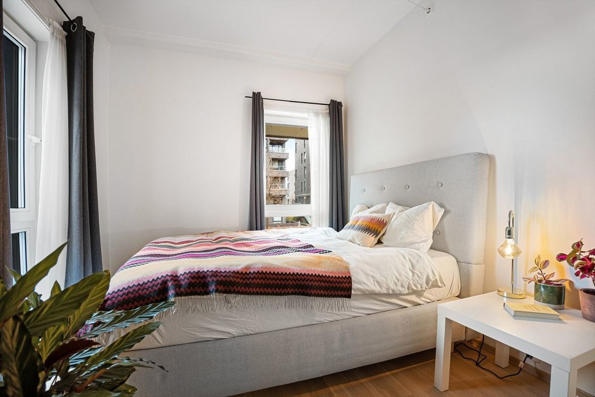 Store vindusflater som sikret godt med lysinnslipp, samt luftemuligheter. Galleribilde