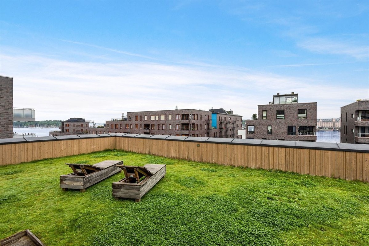 Felles takterrasse med utemøblement. Flott utsikt og gode lys- og solforhold. Galleribilde