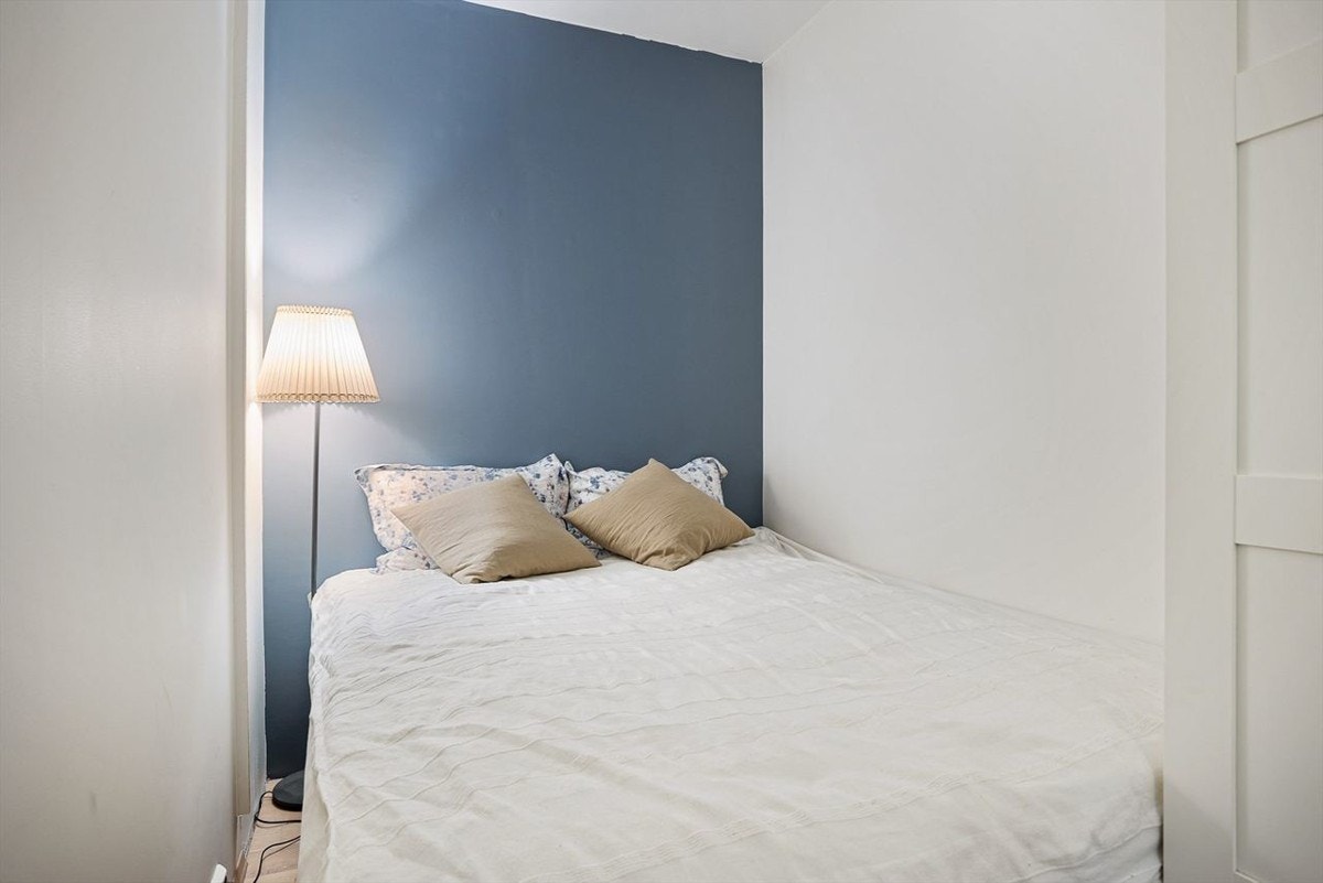 Soverom nummer to har plass til seng og eventuelt et nattbord. Galleribilde