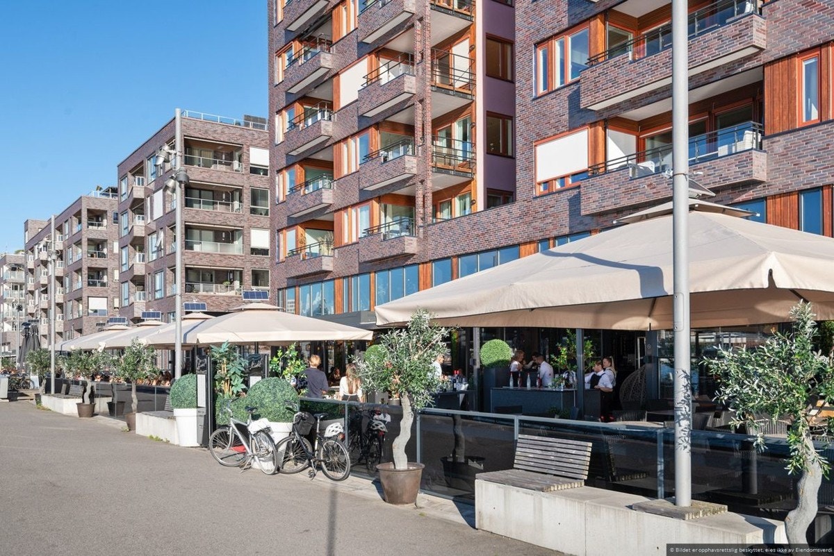 Kort gange til Sørenga sjøbad, kafféer, kollektiv transport, flere restauranter og Oslo sentrum. Galleribilde