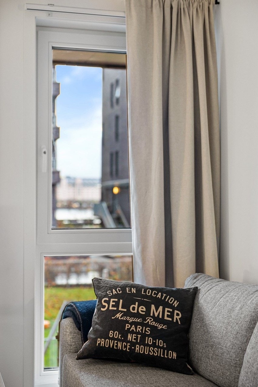 Store vindusflater og masse lys! Galleribilde