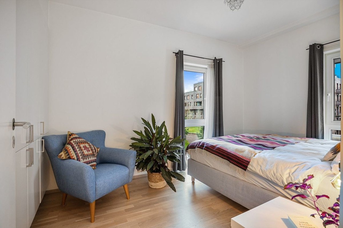 Hovedsoverommet er av god størrelse med plass til dobbeltseng, nattbord og kommode. Galleribilde