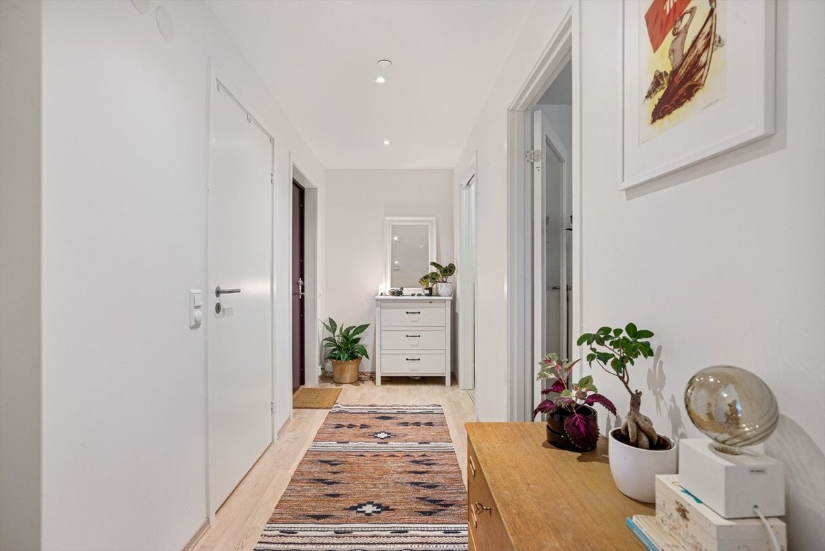 Innbydende entré med plass til garderobeskap, ytterklær og sko. Galleribilde